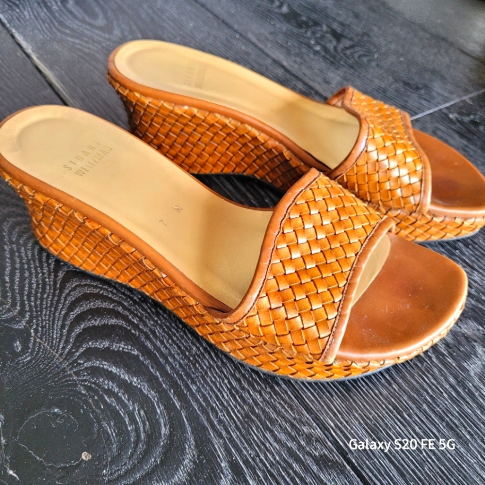 STUART WEITZMAN Designer size 7 leather cognac colored sandals.